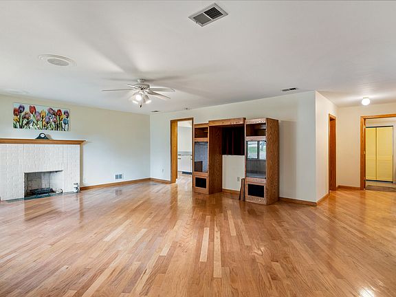 5th image of 4069 Richmond St NW
