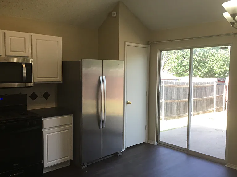 7605 Stanhope Ln — Photo 3