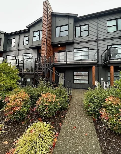 3 bed, 2.5 bath, 1600 sqft, $3,200 — Photo 1