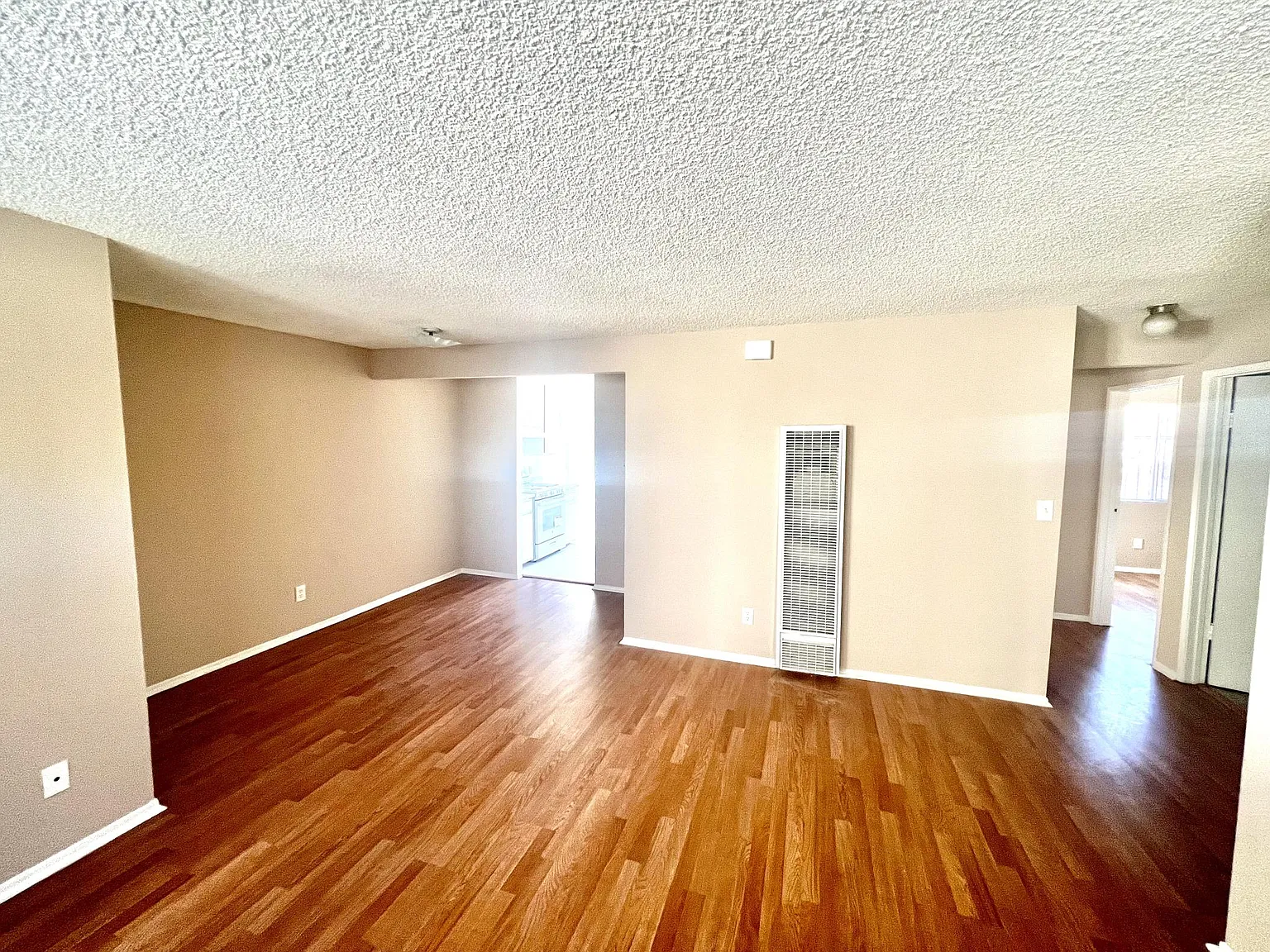 3 bed, 950 sqft, $3,100 — Photo 2