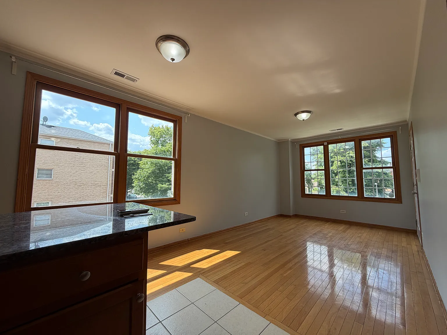 3 bed, 1200 sqft, $2,000 — Photo 2