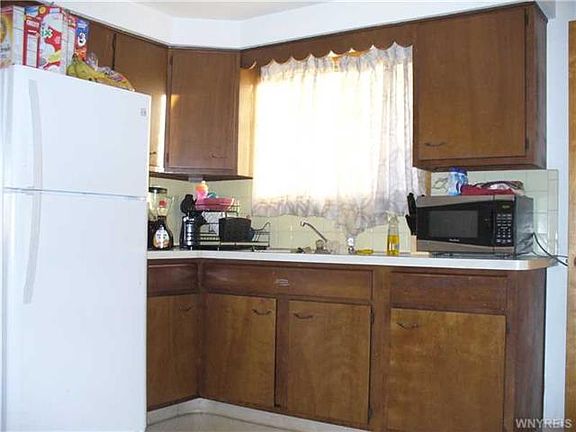 5th image of 258 Crocker St