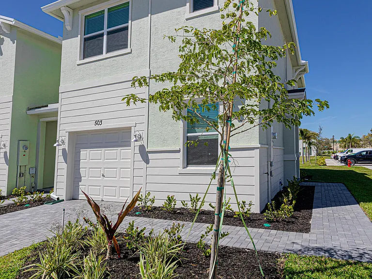 503 SE Rivergrass St — Photo 11