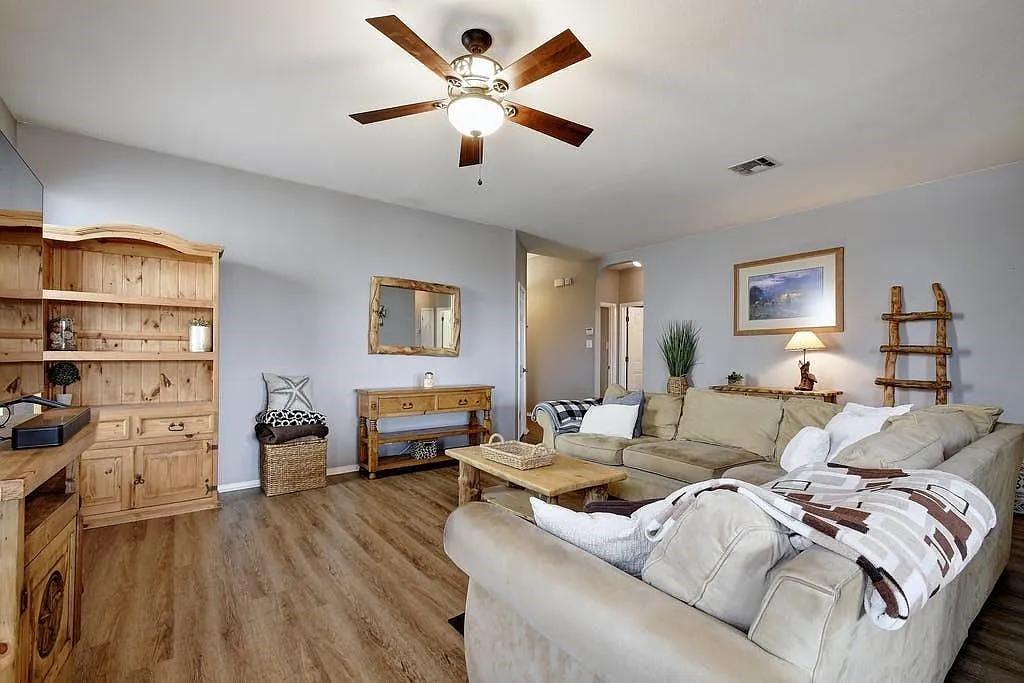 3 bed, 2.0 bath, 1581 sqft, $1,725 — Photo 4