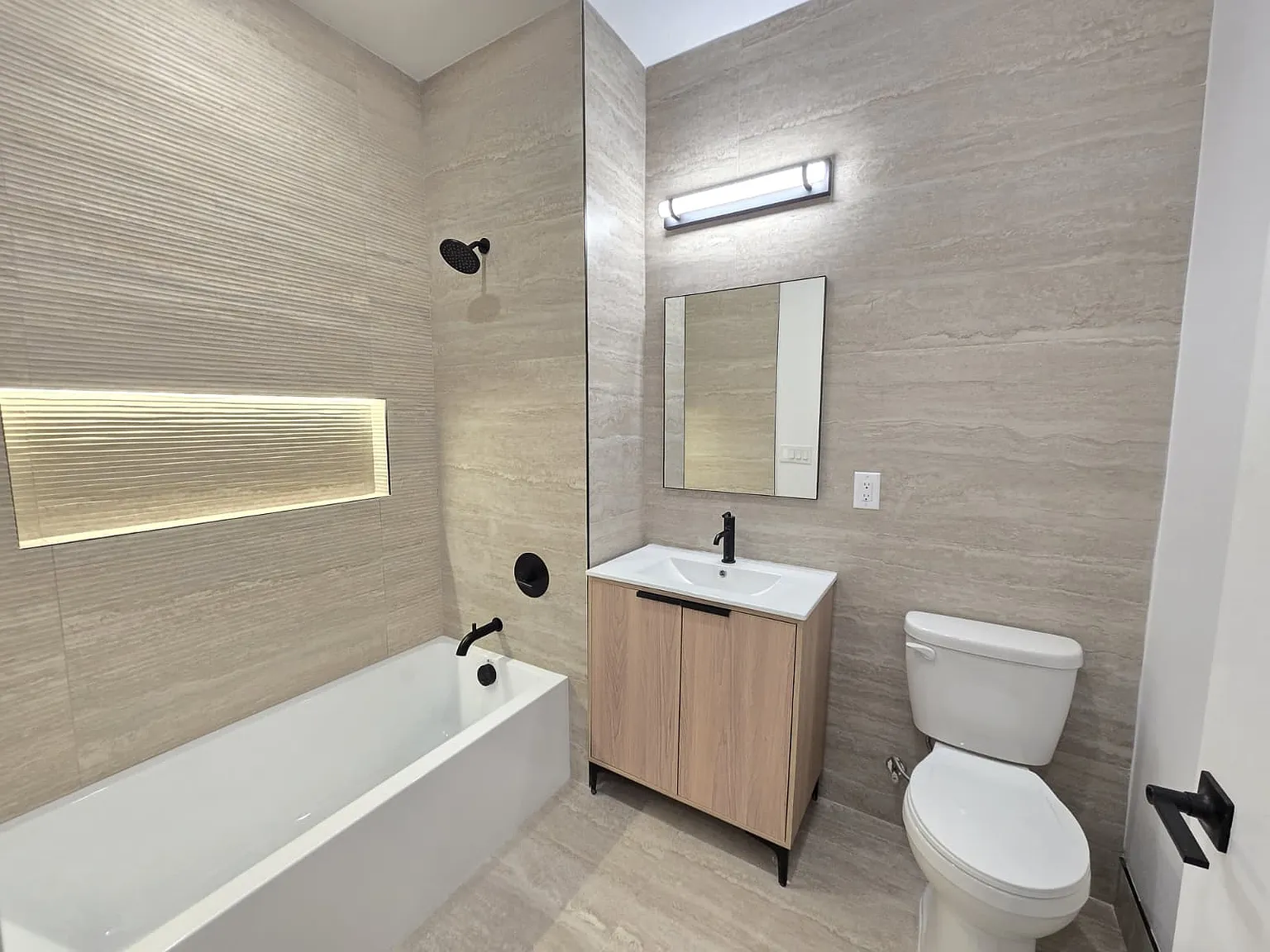 2 bed, 909 sqft, $2,850 — Photo 3