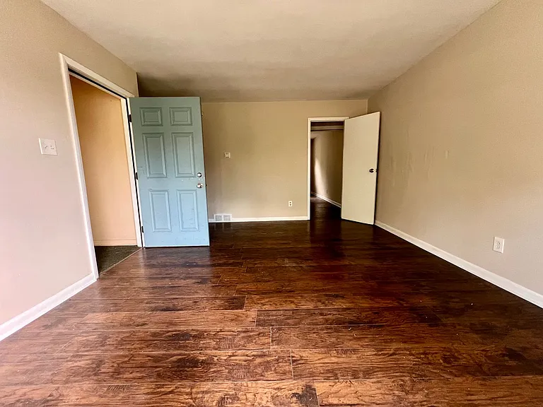 Main St 109 — Photo 11