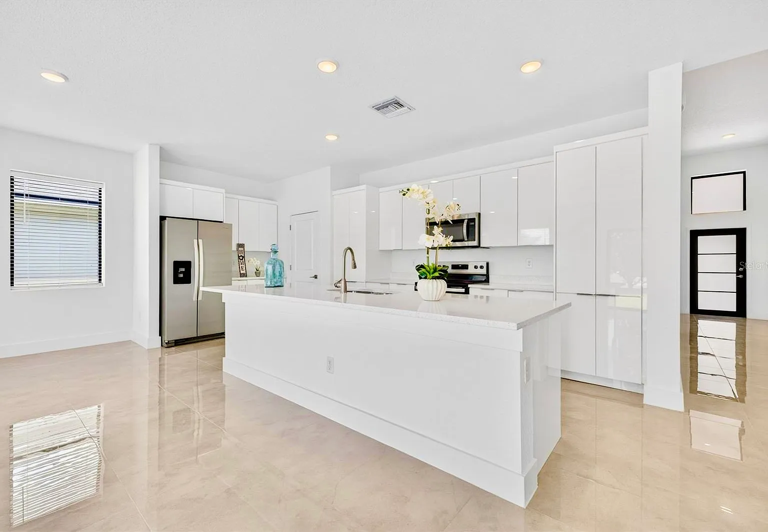4 bed, 1994 sqft, $2,390 — Photo 2
