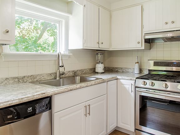 4th image of 6N418 Tucker Ave