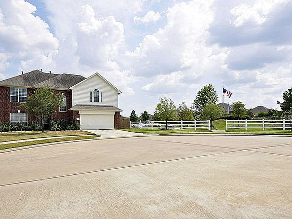 Large & extremely quiet cul-de-sac street.  See virtual tour of the cul-de-sac!