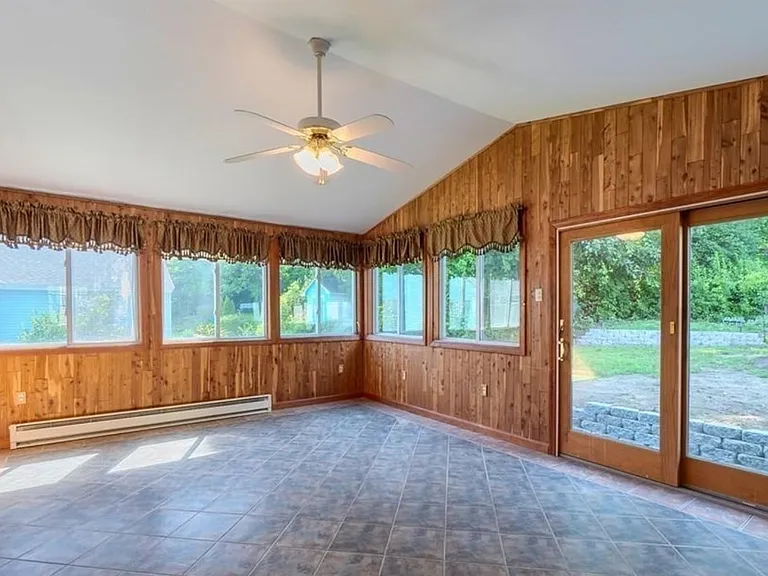 142 E Meadow Rd — Photo 10