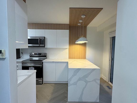 4th image of 914 Mohawk Rd E #10