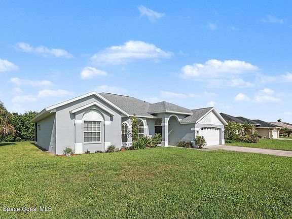 2nd image of 926 Pine Walk Ct NE