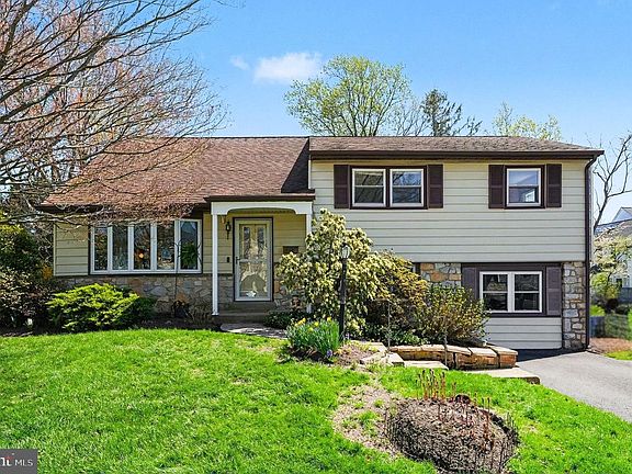 2nd image of 256 Woodlawn Dr