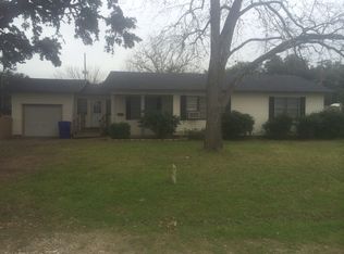 907 N South St, Yoakum, TX 77995