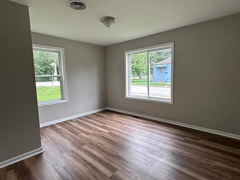 1122 Winton Ave — Photo 6