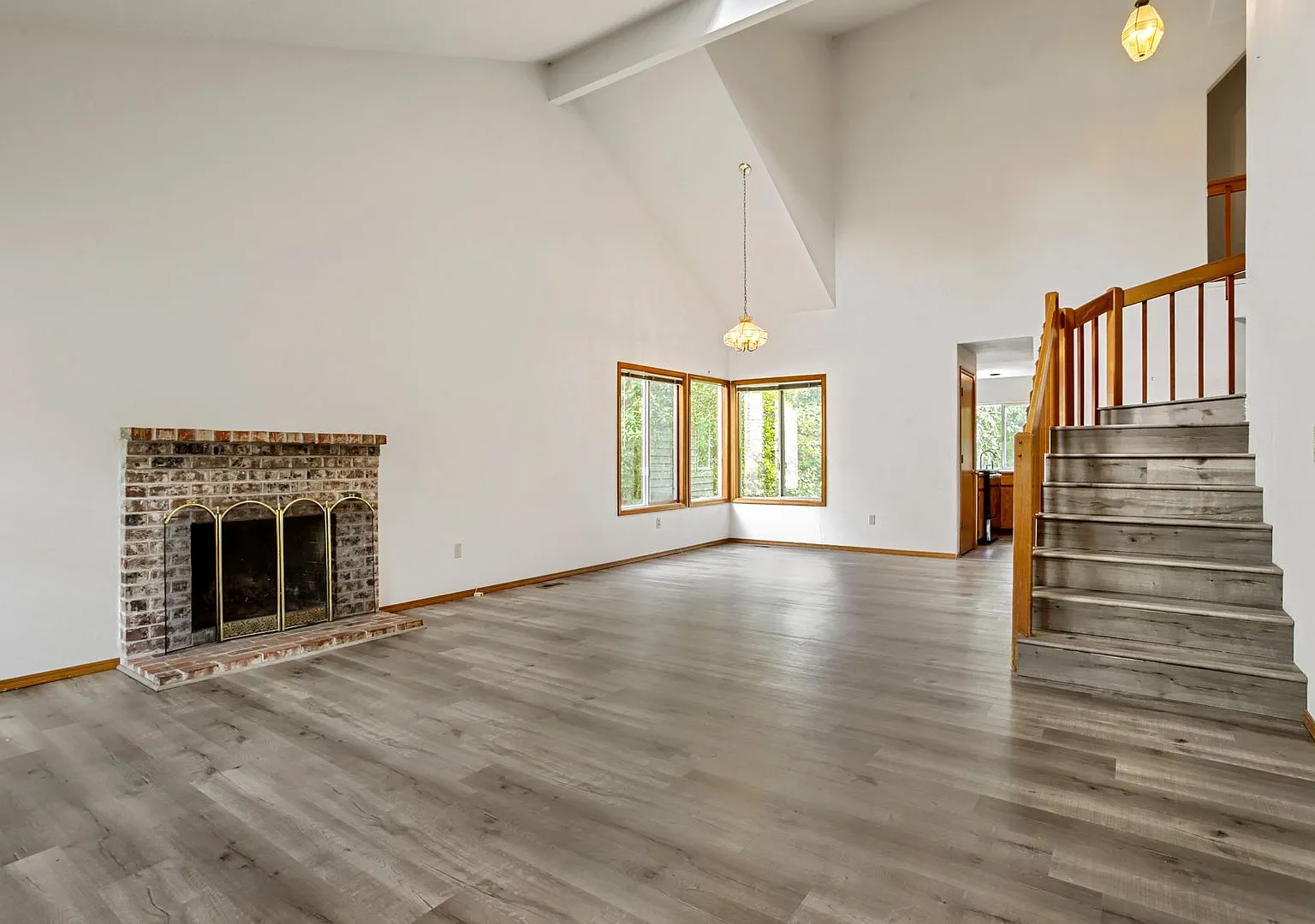 3BR/2.5BA Two-Story Home in Bethany/NW Portland Expansive Backyard Deck, Fully Fenced Yard & 2-Ca... — Photo 4