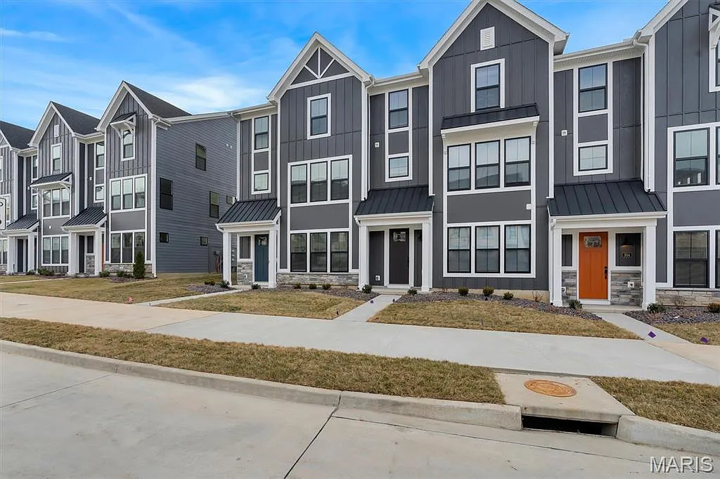 4 bed, 3.5 bath, 2515 sqft, $4,900 — Photo 4