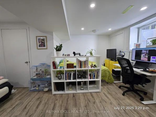 (undisclosed Address), Richmond Hill, ON L4C 9G8