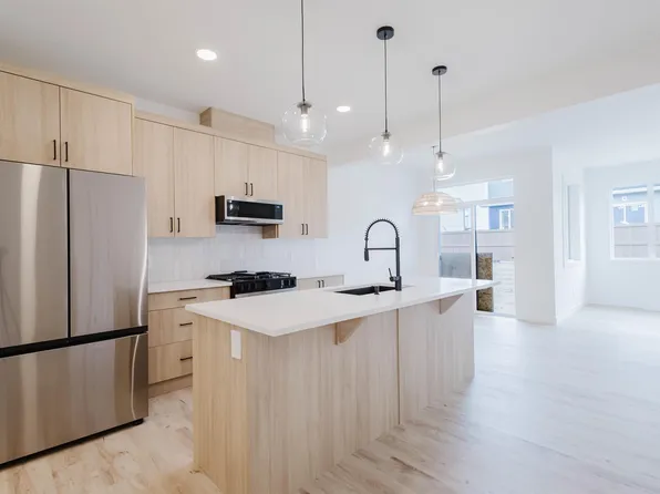 8253 Kiriak Loop, Edmonton, AB T6W 5A9