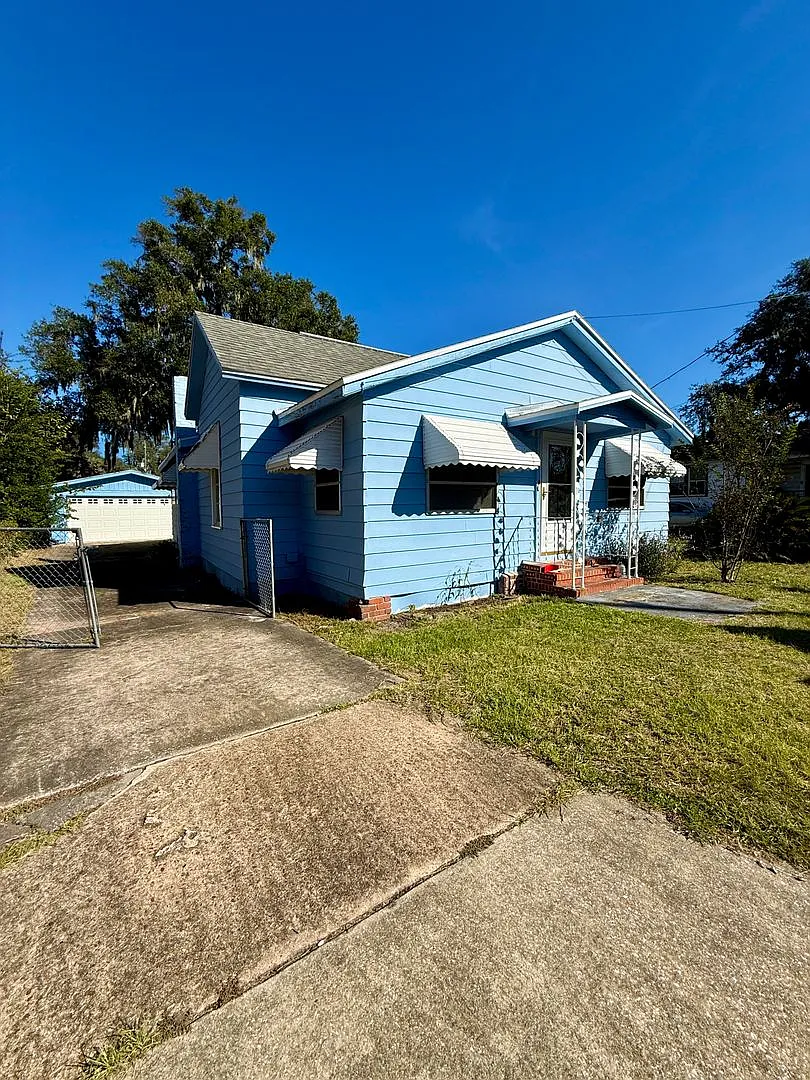 3 Bedrooms 2 Baths with Detached Garage! A must see... — Photo 1