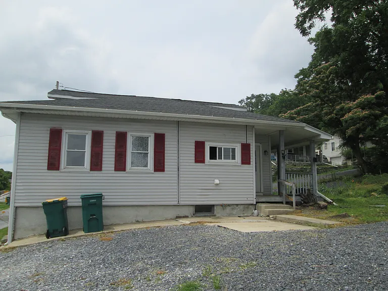 1208 Locust St — Photo 3