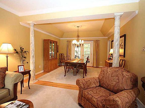5th image of 59 Cabell Dr