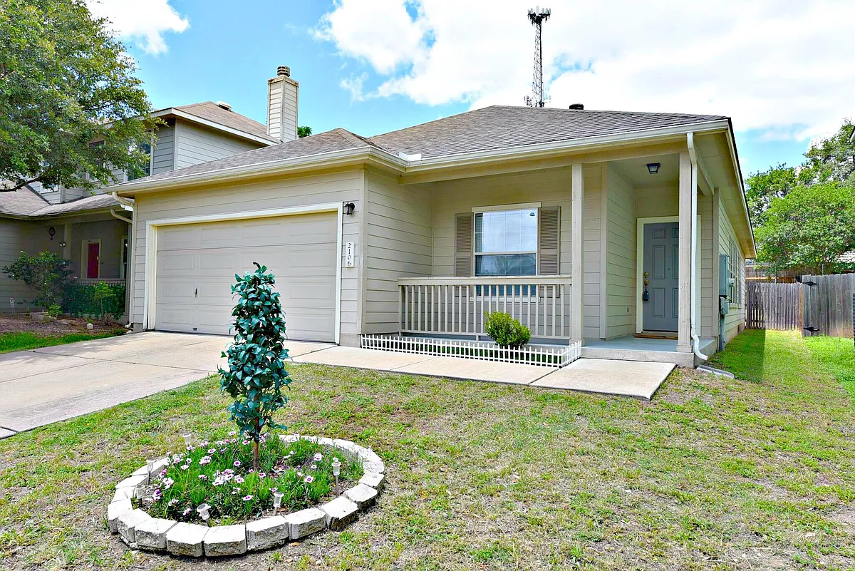 Building Photo - 2106 Charlotte Estates Dr