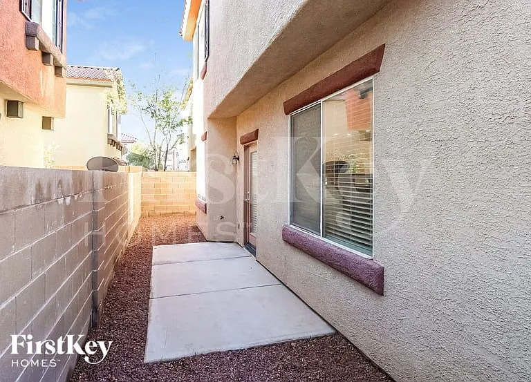 10552 Lessona St — Photo 15