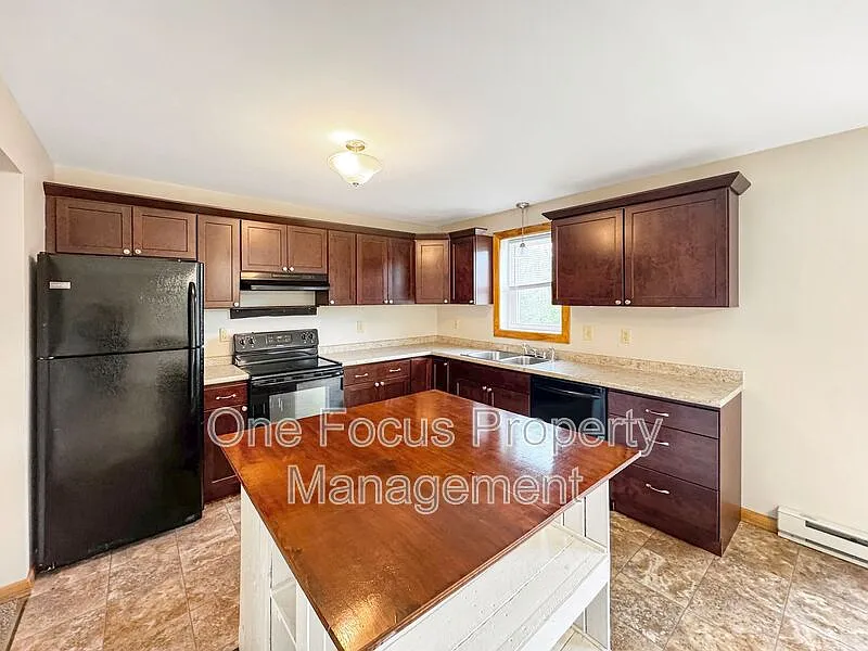 4 bed, 3.0 bath, 1852 sqft, $1,595 — Photo 2