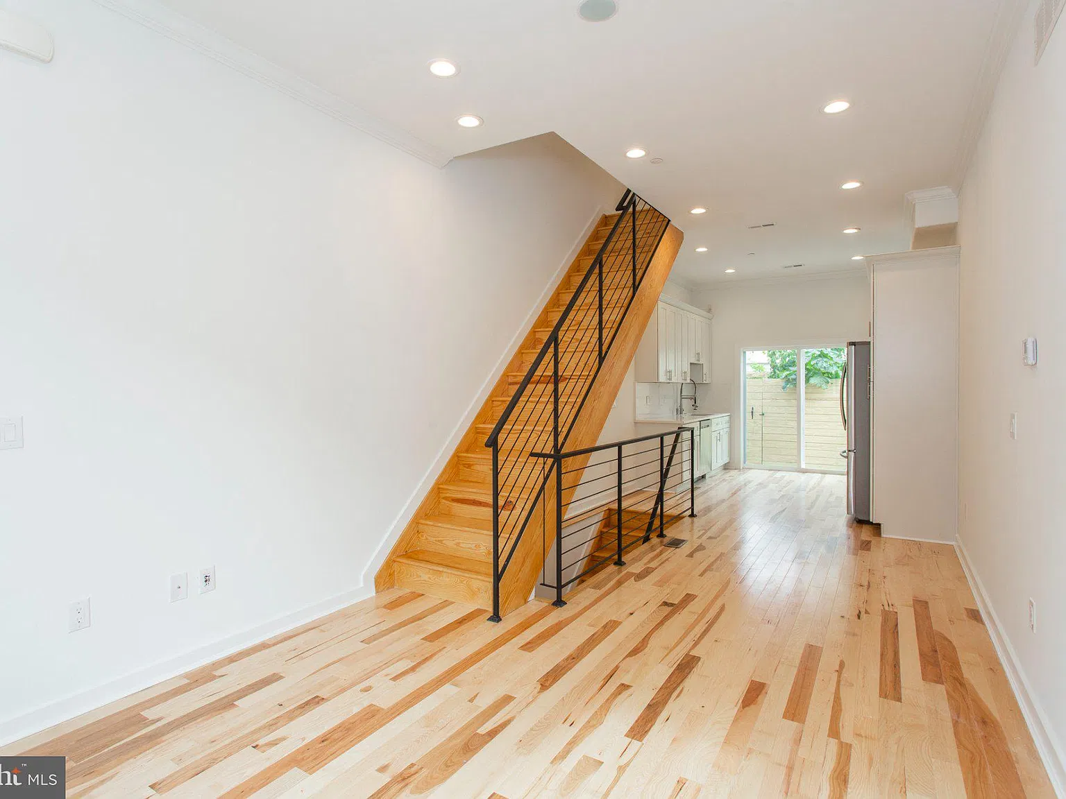 4 bed, 3.0 bath, 2001 sqft, $2,950 — Photo 2