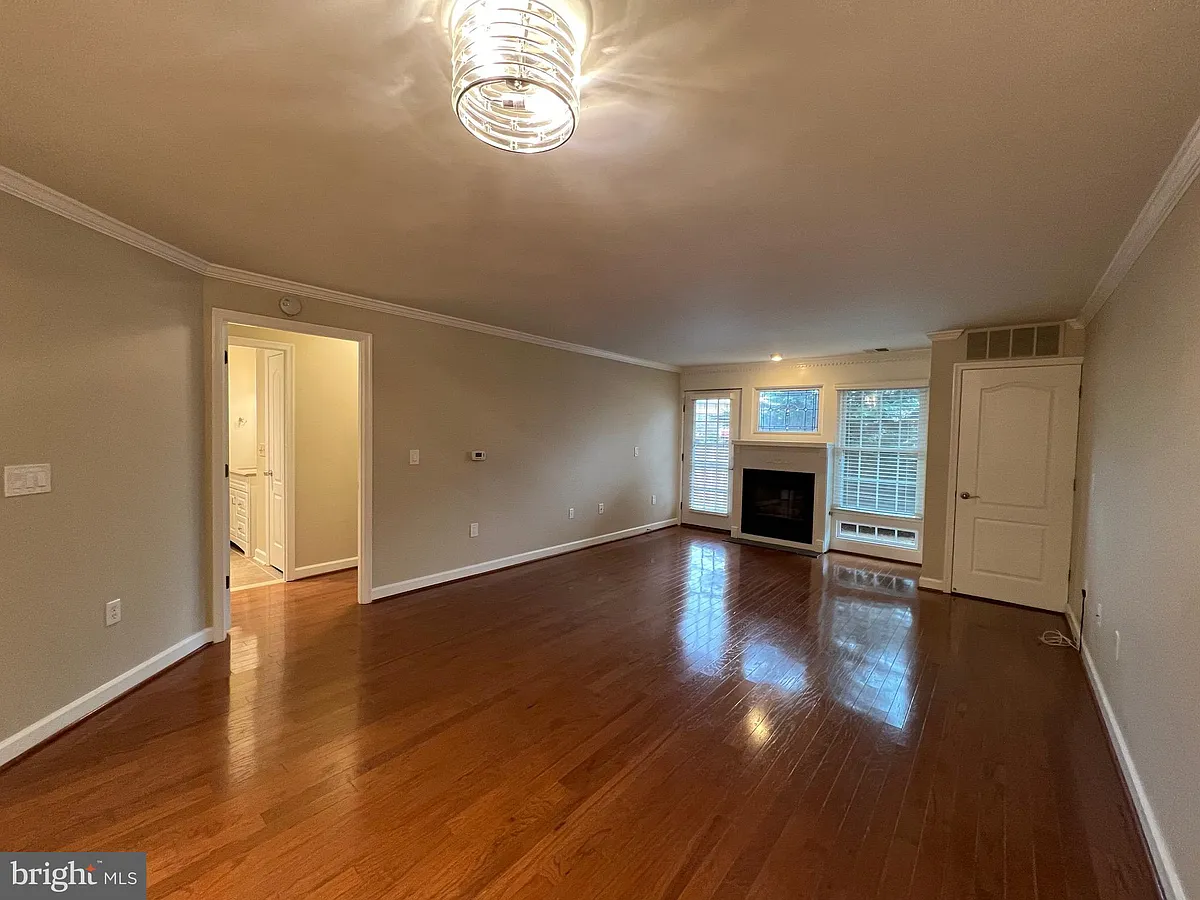 Building Photo - 6924 Fairfax Dr #132