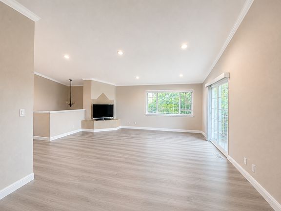 3rd image of 2892 Hillcrest Ave