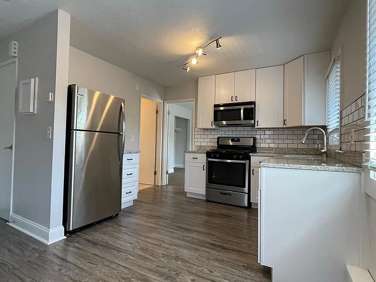 689 Lowry Ave NE #9 — Photo 24