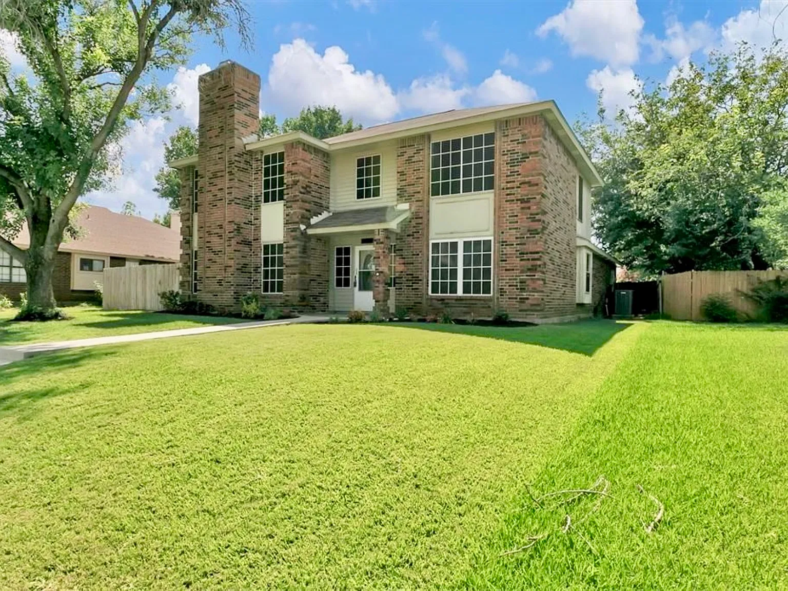 2090 Vista Dr — Photo 1