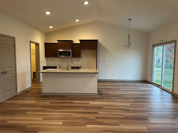 3rd image of 980 Juniper Dr
