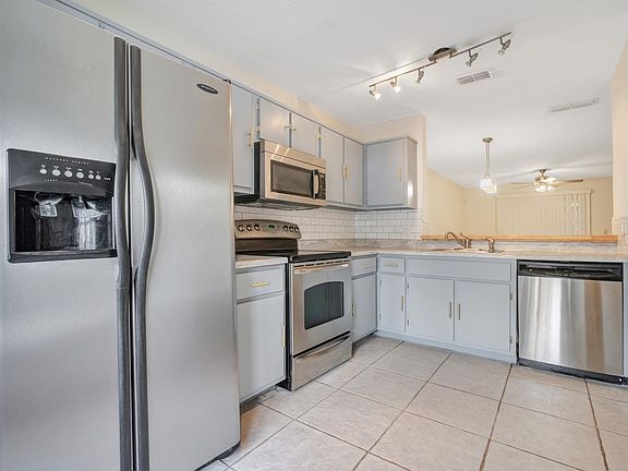 2nd image of 215 Sandlewood Trl