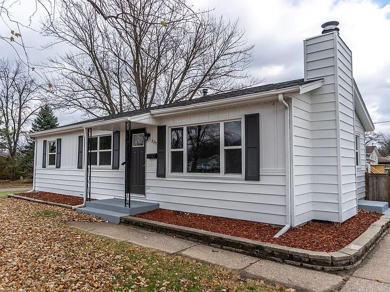 2355 Hawthorne Ct — Photo 2