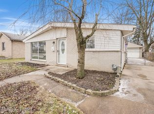 22634 Detour St, Saint Clair Shores, MI 48082