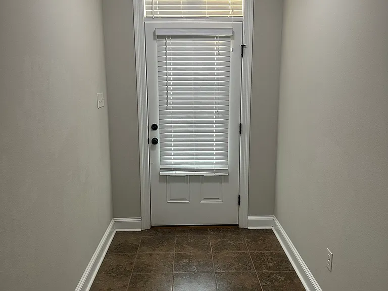 215 Hutton Ln — Photo 7