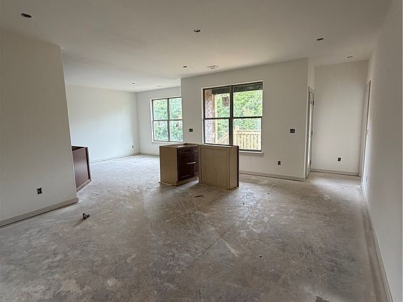 4th image of 303 W Hondo St