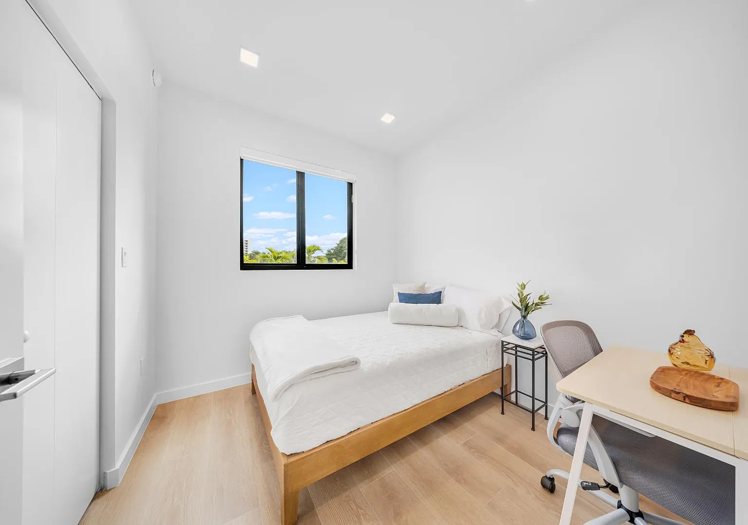 1376 SW 4th St - 405B (Furnished Room) — Photo 1