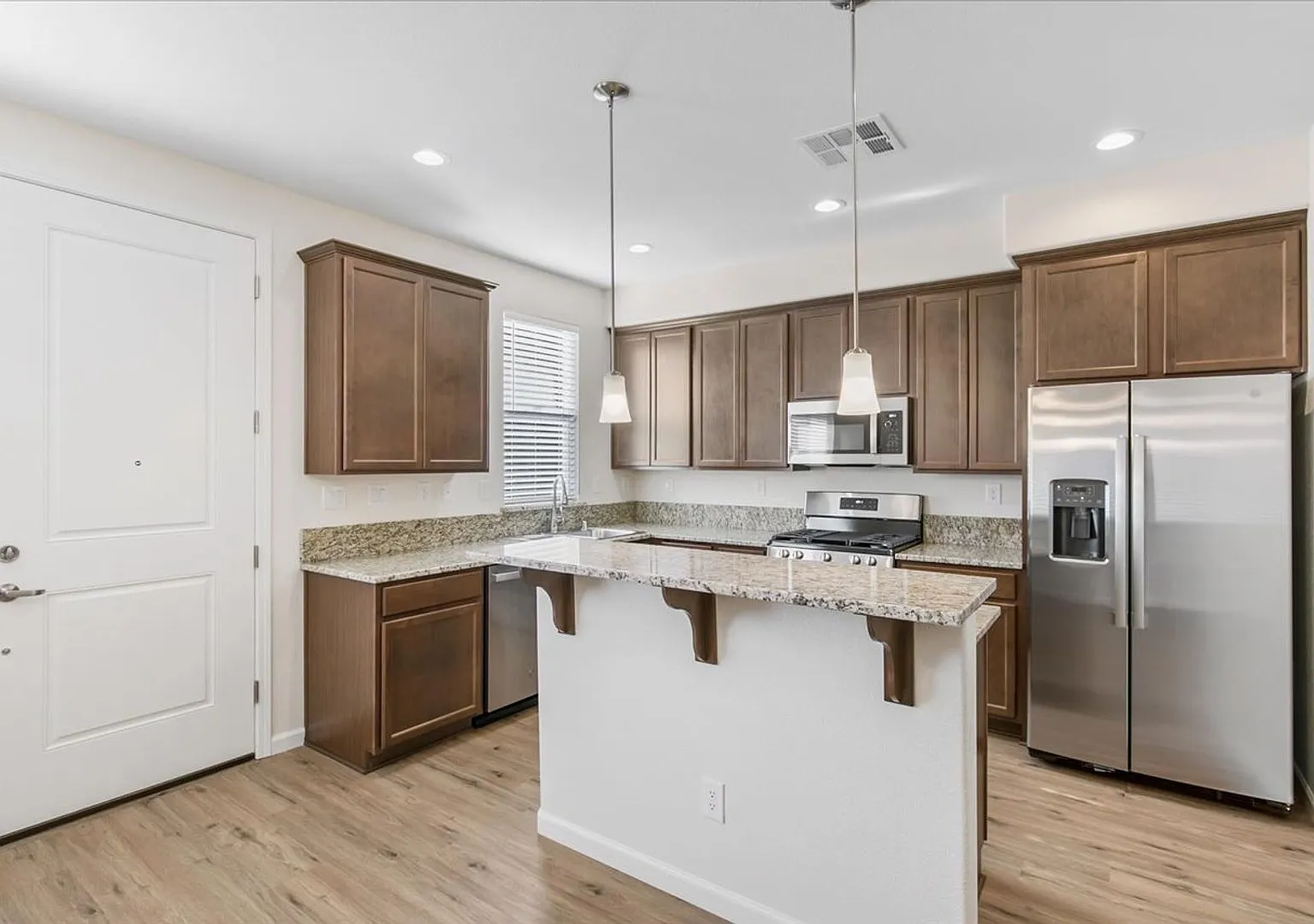 The Rubicon - Large and Luxurious 3 Bedroom, 2.5 bath with Loft and Full 2 Car Garage — Photo 3