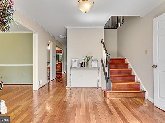 5th image of 714 Old Hunt Way