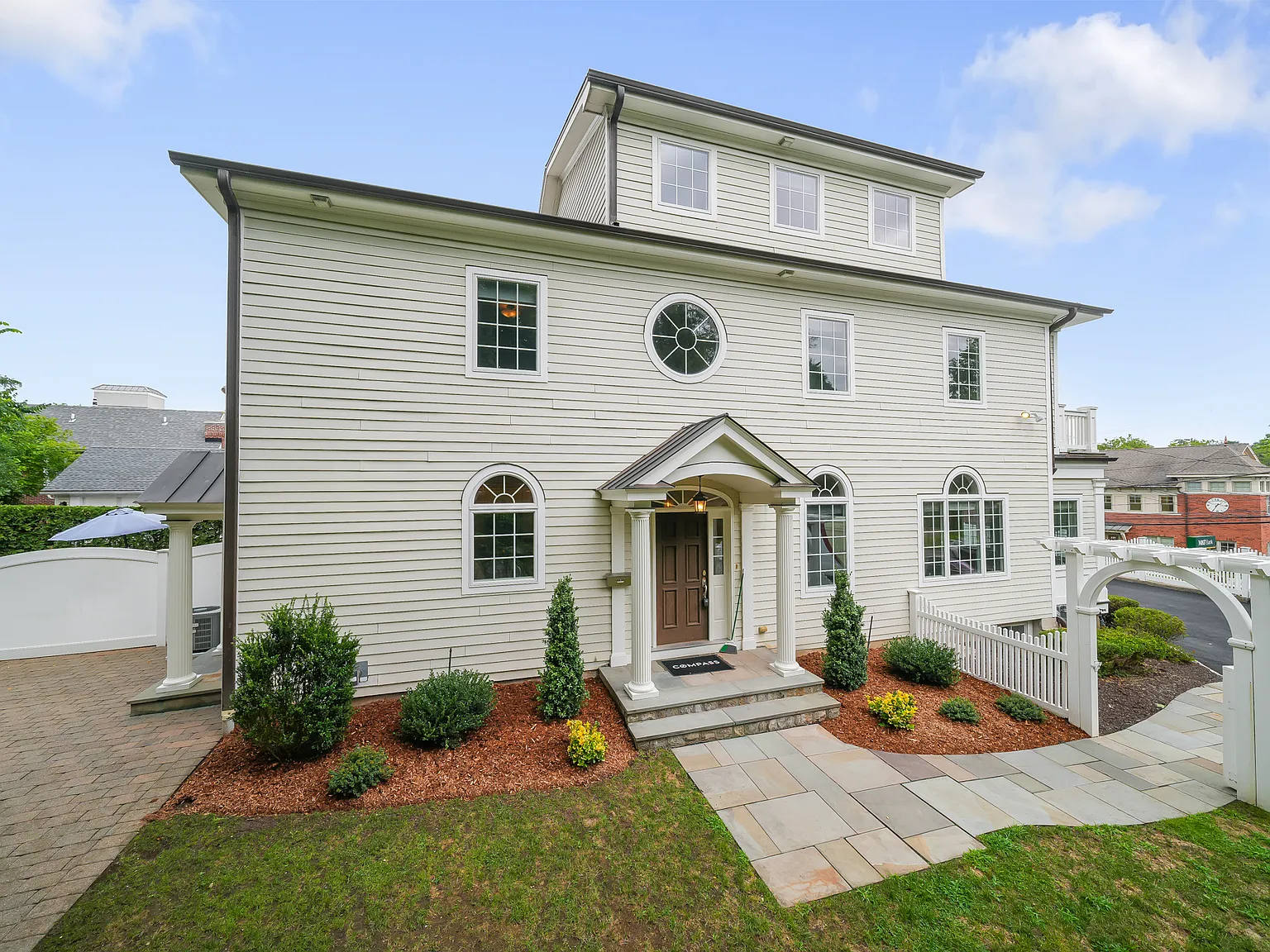 3 bed, 3.5 bath, 1934 sqft, $6,800 — Photo 2