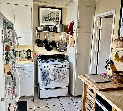 Kitchen w gas stove/oven