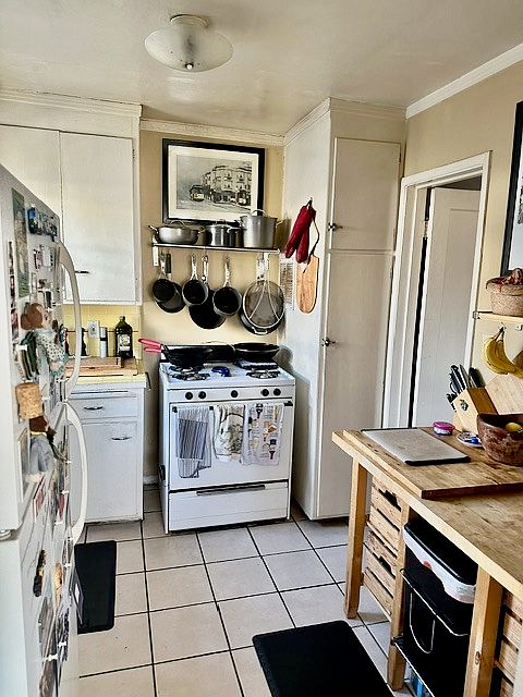 Kitchen w gas stove/oven