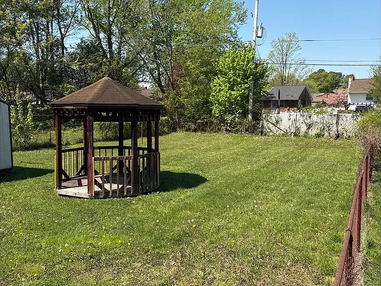 2117 Sherwood Rd — Photo 3