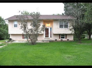 824 Locust St, Macon, MO 63552