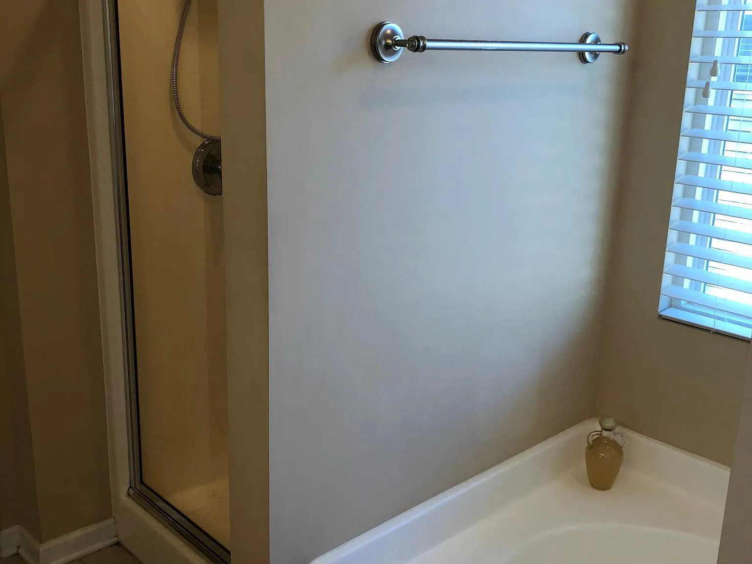 3 bed, 2.5 bath, 2600 sqft, $2,600 — Photo 2