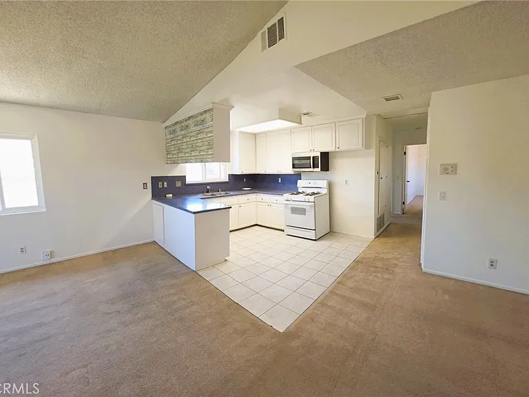 4442 E Addington Dr — Photo 7